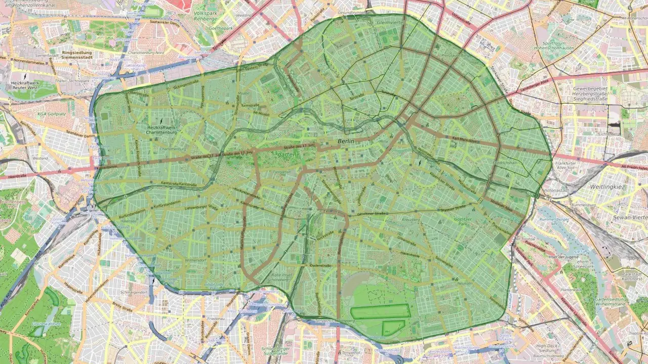 Mapa Berlina z zaznaczoną zieloną strefą płatnego parkowania w centrum.