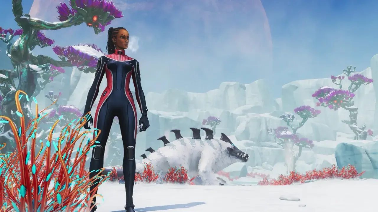 Postać w kombinezonie stoi na śniegu, obok niej leży białe stworzenie. W tle lodowe krajobrazy i fioletowe drzewa. Subnautica Below Zero.