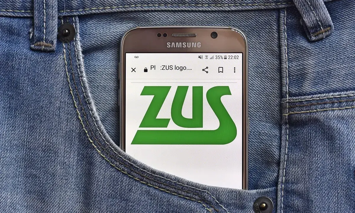 Telefon z logo ZUS w kieszeni jeansów. Nawet polski emeryt za granicą może załatwić sprawy urzędowe online.