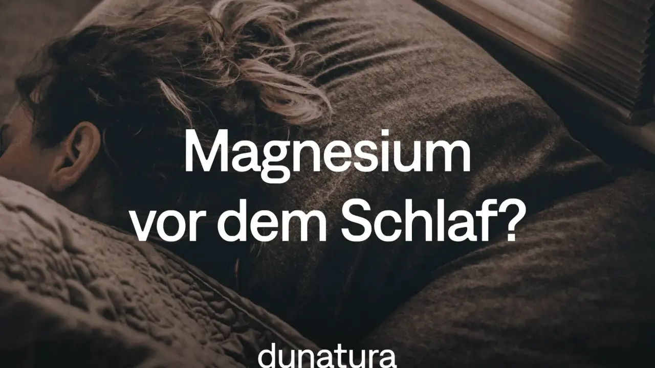 Schlafende Person mit der Frage: "Magnesium vor dem Schlaf?". Informiert über die richtige Dosierung von Magnesium zum Schlafen.