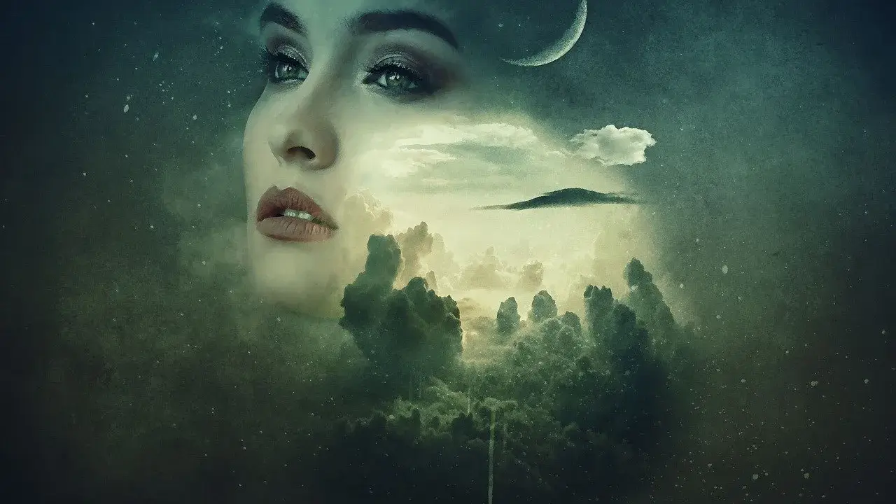 Kobieta patrzy w niebo, gdzie księżyc i chmury tworzą krajobraz. Pamiętaj, najpierw musisz pokochać siebie.
