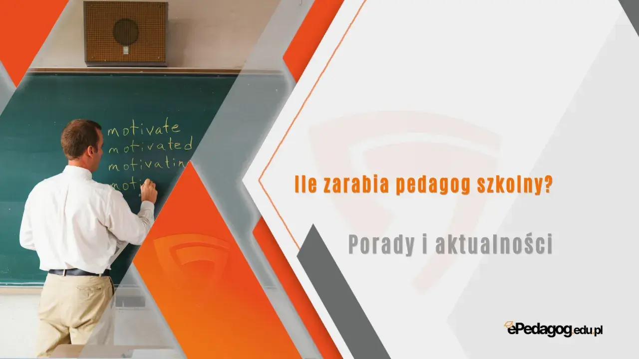 Nauczyciel motywuje uczniów, pisząc na tablicy. Dowiedz się, czym zajmuje się pedagog szkolny i jakie są jego zarobki.