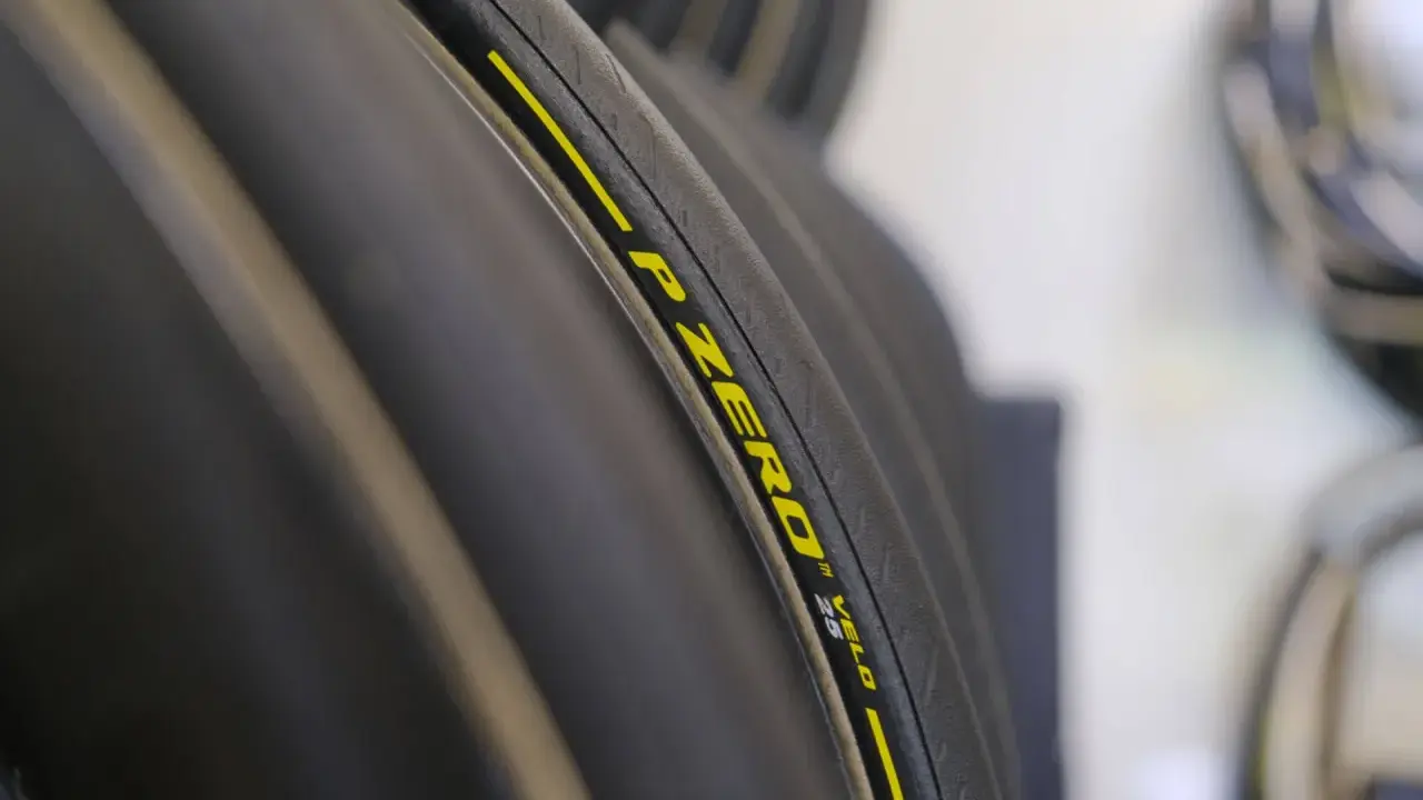 Opona rowerowa Pirelli P Zero Velo 25c, idealna do roweru 28 cali. Sprawdź jakie ciśnienie w oponach rowerowych 28 cali będzie najlepsze.