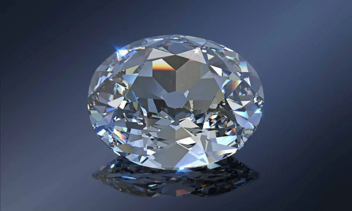 Un magnifico diamante sfaccettato, forse il diamante più costoso al mondo, brilla su uno sfondo blu scuro, riflettendosi su una superficie lucida.