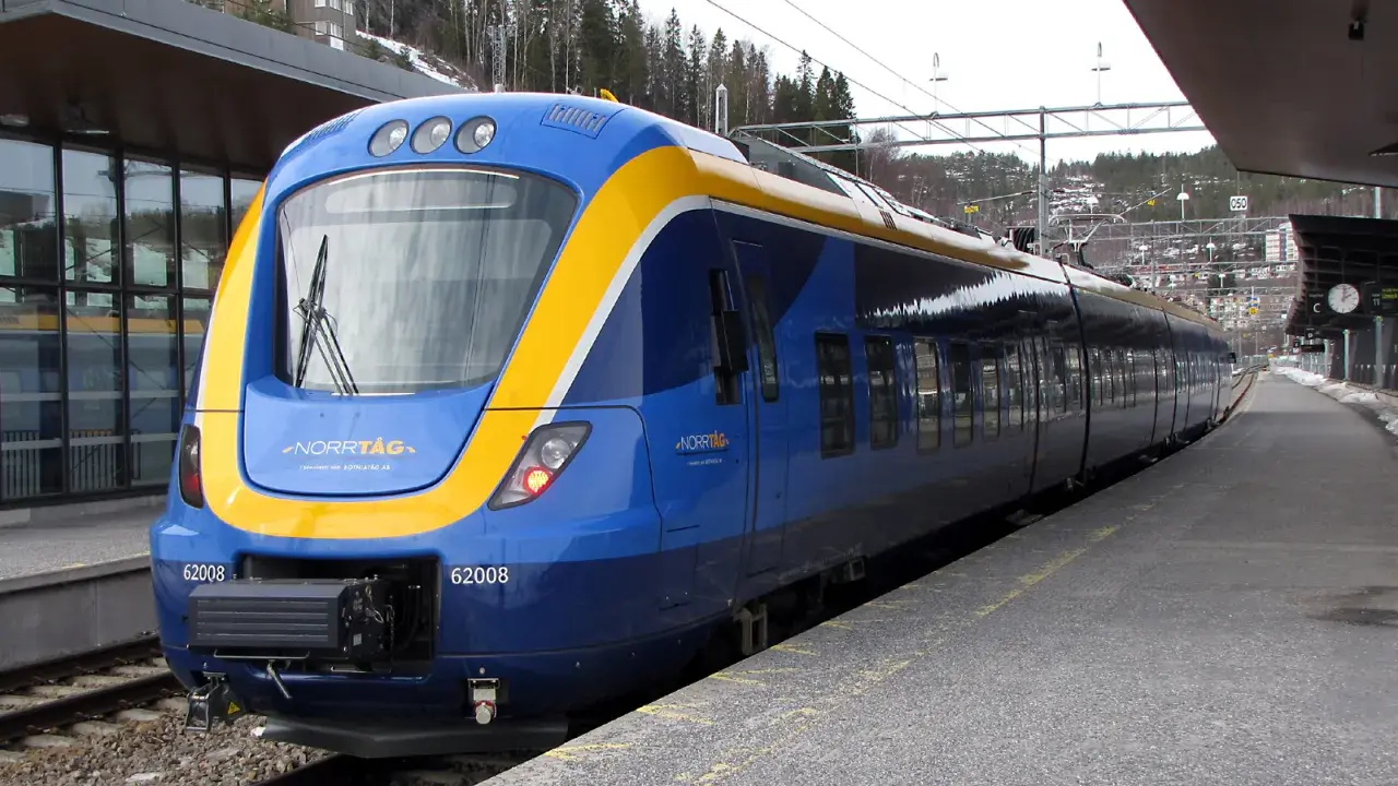 Blått och gult tåg, Norrtåg, står vid perrongen. Kanske är det dags för ett tåg till Kalix?