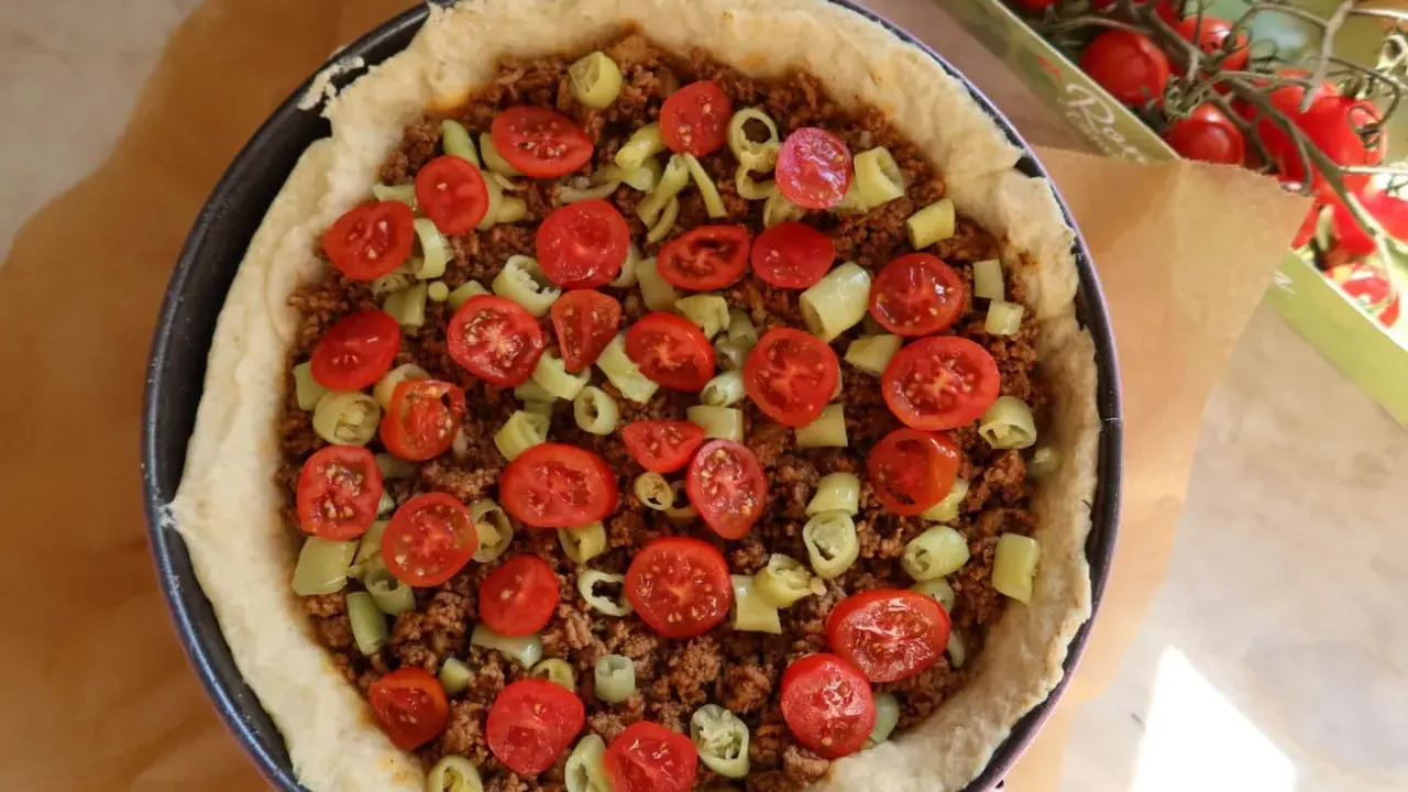 En tacopaj redo att bakas, fylld med köttfärs, tomater och paprika. Ett perfekt tacopaj recept för helgen!