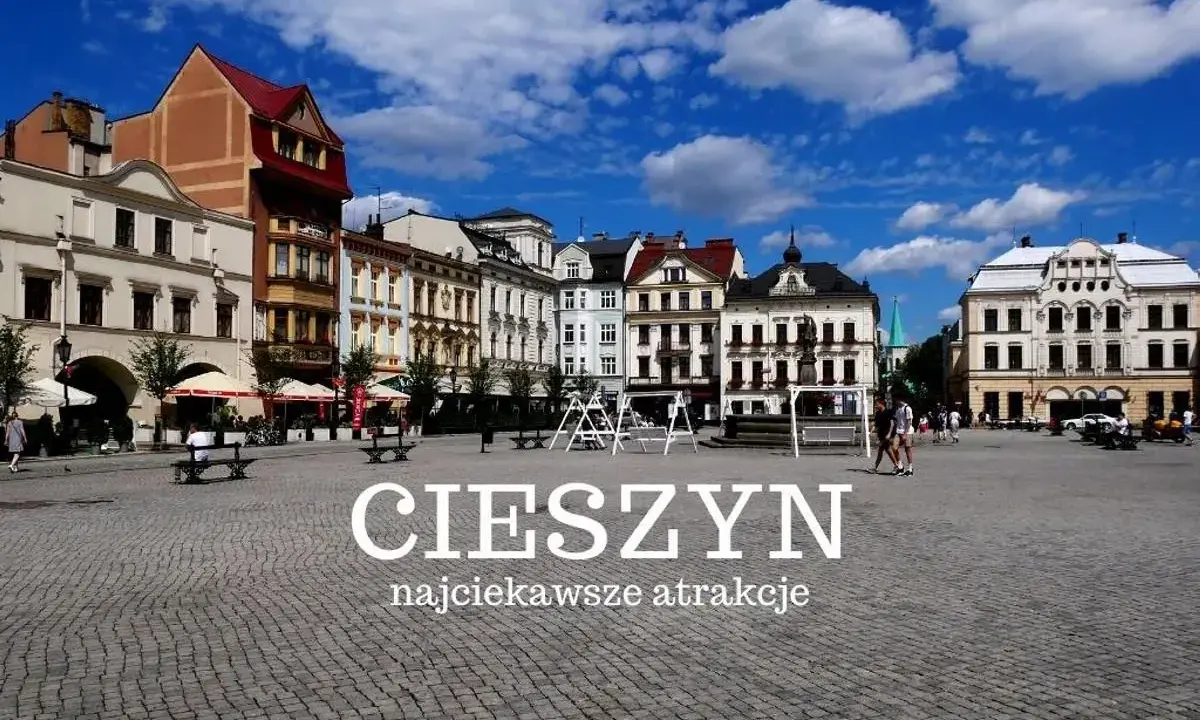 Rynek w Cieszynie, z kolorowymi kamienicami i błękitnym niebem, zaprasza do odkrywania jego najciekawszych atrakcji.