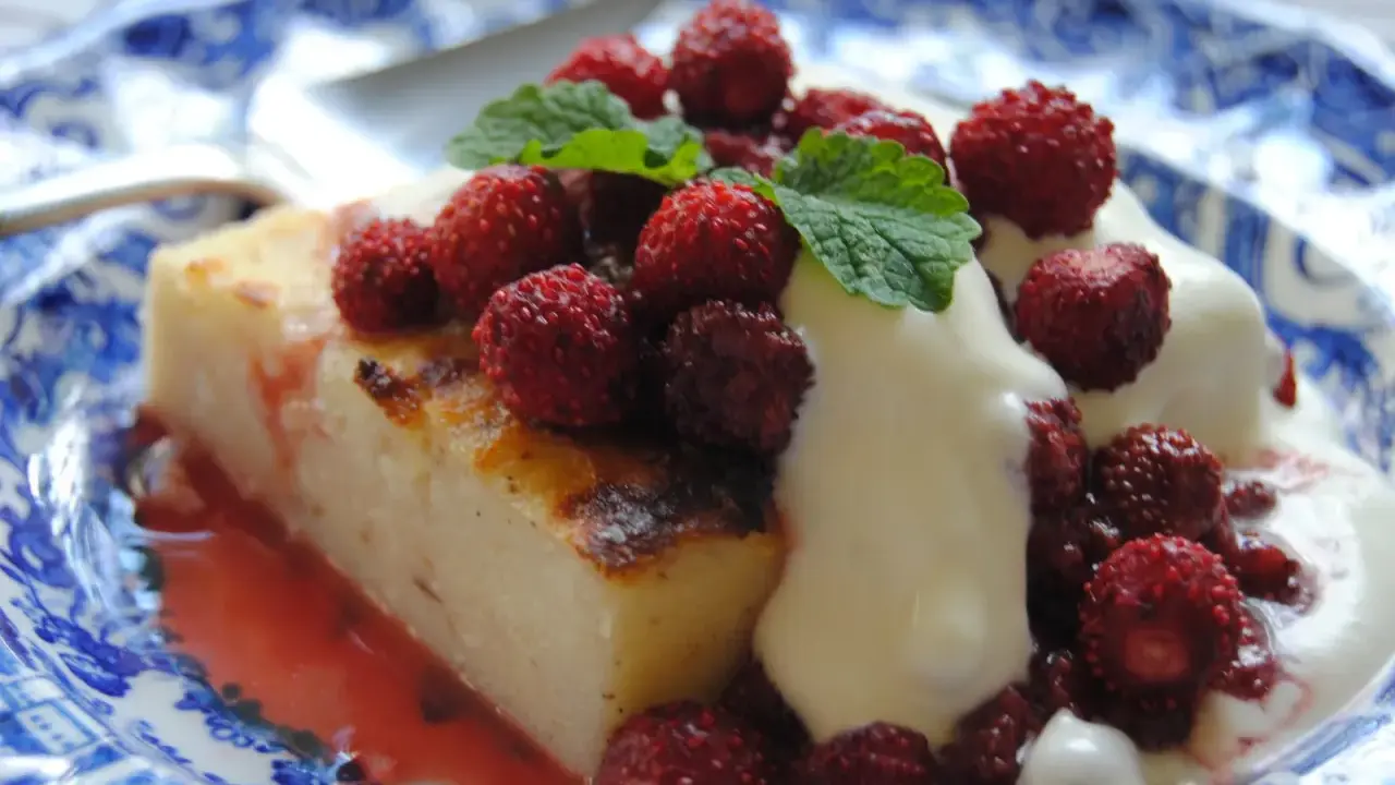 En bit krämig mannagrynspudding med färska skogs­bär och mynta. Ett härligt recept på mannagrynspudding som passar perfekt till fikat.