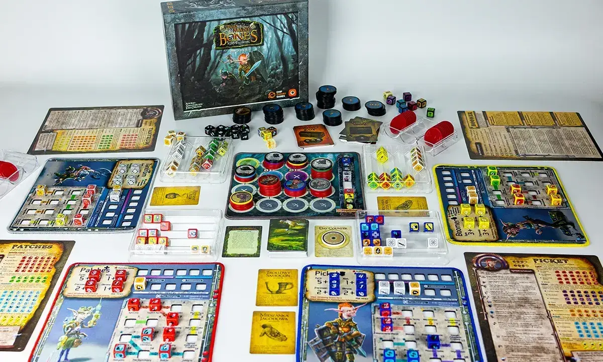 Plansza do gry "Too Many Bones" z kostkami, żetonami i kartami, gotowa do epickiej przygody w stylu gry RPG.