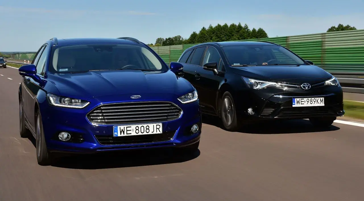 Niebieski Ford i czarny Toyota jadą po drodze. Kiedy można wyprzedzać z prawej strony? Na autostradzie, gdy lewy pas jest wolniejszy.