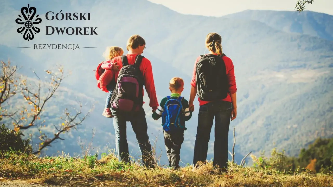 Rodzina z plecakami podziwia górski krajobraz. Idealny szlak dla dzieci w Zakopanem czeka na odkrycie.