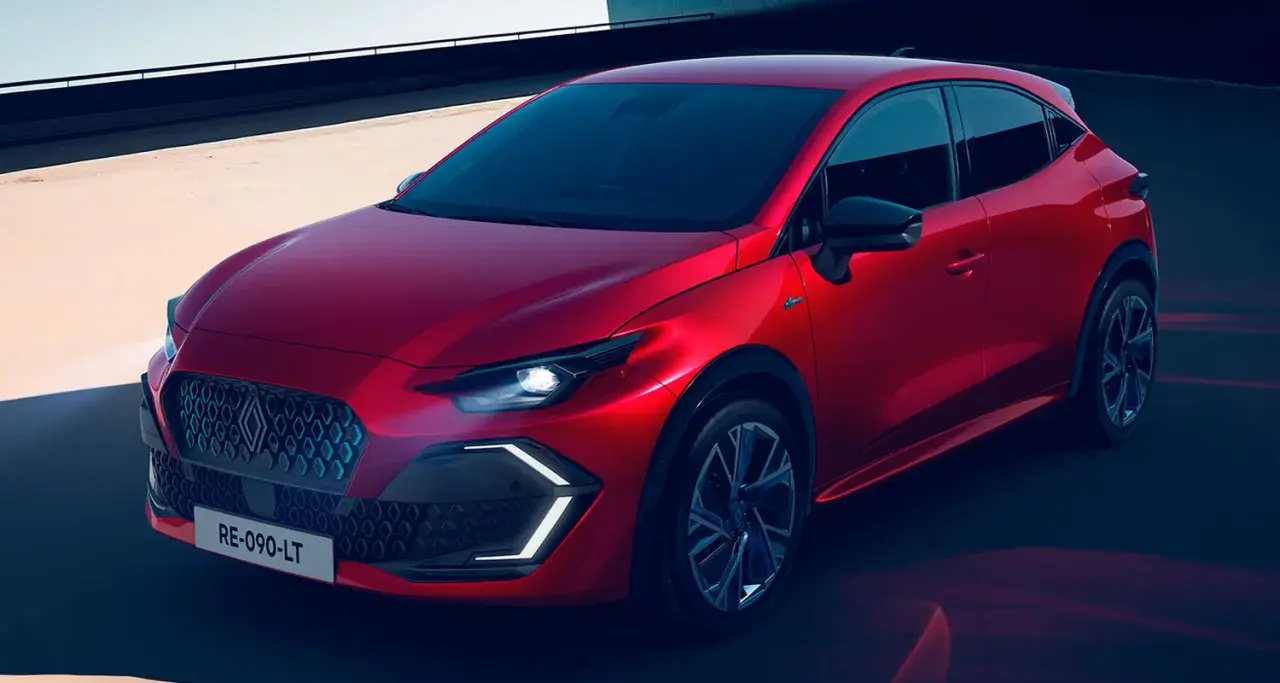 El nuevo Clio 2026, un coche rojo vibrante con diseño moderno, se presenta en un entorno urbano con luces LED llamativas.