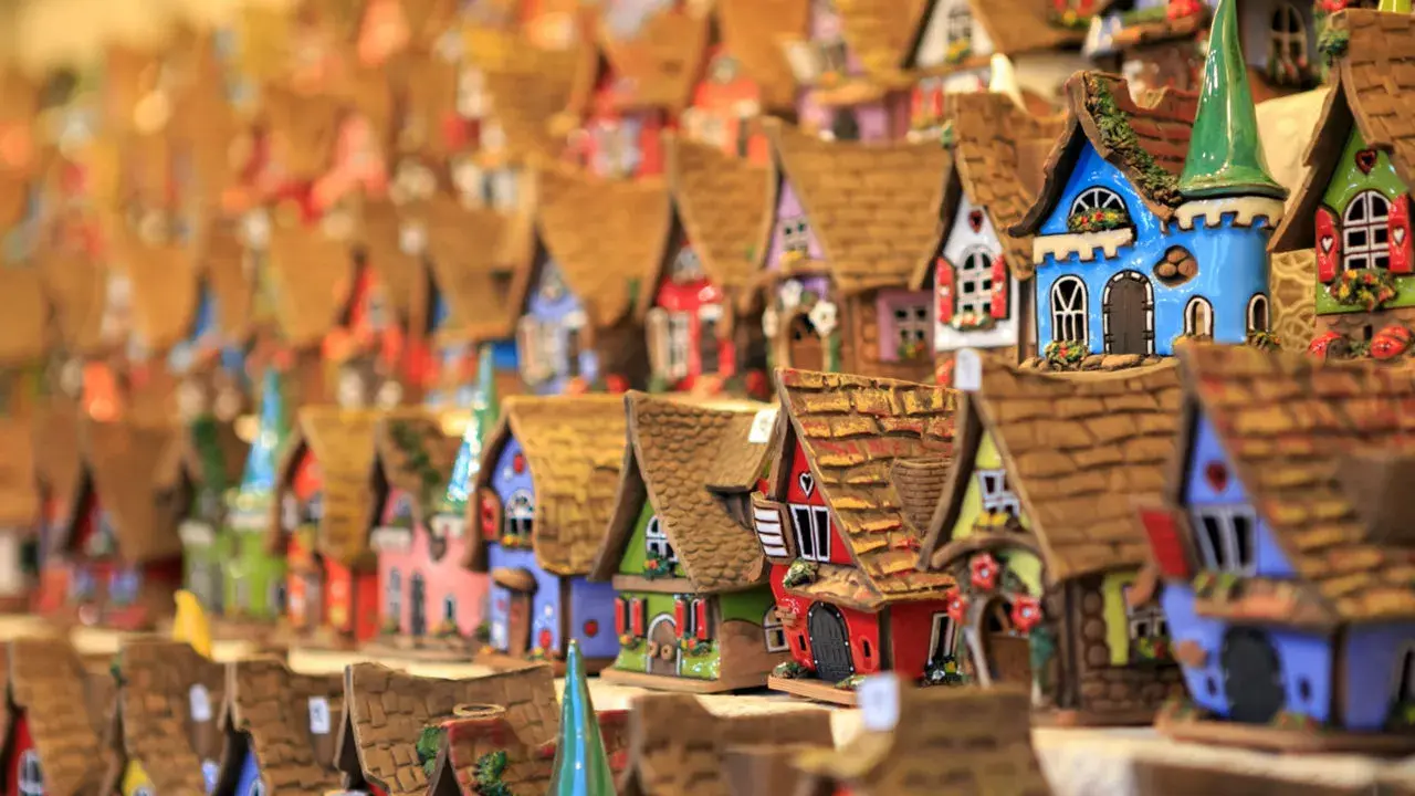 Casette colorate in ceramica, un'esplosione di allegria che ricorda i mercatini di Natale del Sud Italia.