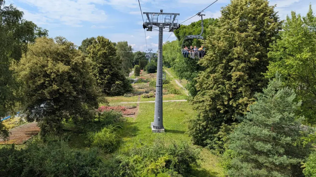 Kolejka linowa nad parkiem z różami, idealne miejsce na wycieczkę do 100 km od Katowic.