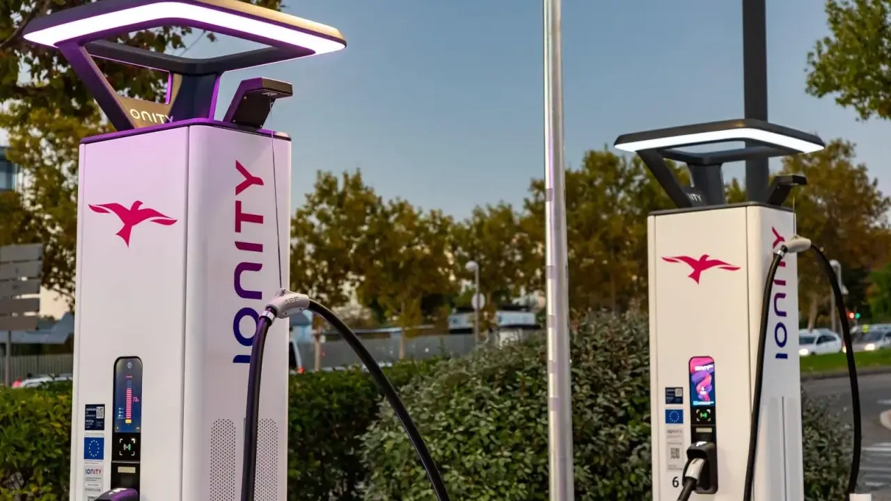 Dos modernas gasolineras eléctricas con el logo de Ionity y luces LED.