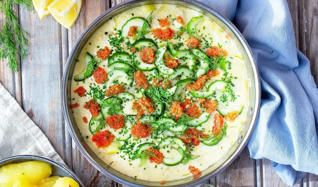 En krämig citronsås till fisk, toppad med gurka, dill och rom. Serveras med kokt potatis.
