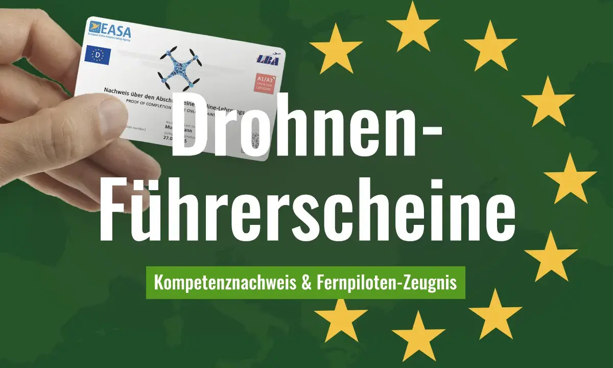 Ein Mensch hält einen Drohnenführerschein in der Hand. Das Luftfahrt Bundesamt (LBA) und die EASA sind darauf abgebildet. Der Text "Drohnen-Führerscheine" und "Kompetenznachweis & Fernpiloten-Zeugnis" ist prominent platziert.