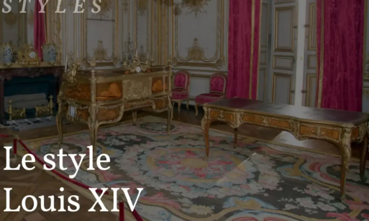 Un salon orné de mobilier Louis XIV, avec un bureau imposant et une commode dorée sur un tapis fleuri.