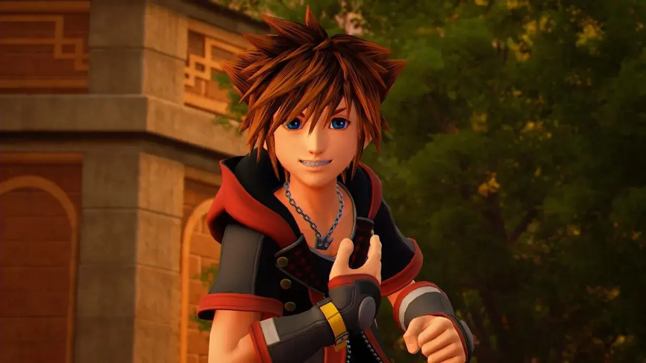 Sora z Kingdom Hearts, z niebieskimi oczami i charakterystycznymi włosami, uśmiecha się, gotowy na przygodę.