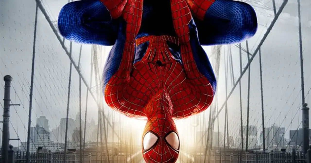 Spider-Man wisi głową w dół na moście, gotowy do akcji w grze The Amazing Spider-Man 2.