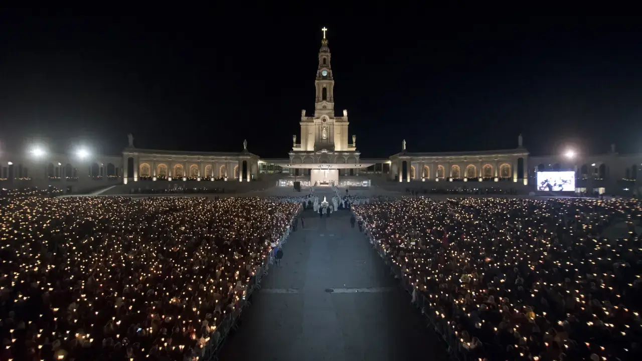 Nachtprozession mit Tausenden Kerzen vor der Basilika von **heilige Fatima**. Gläubige versammeln sich für eine feierliche Zeremonie.