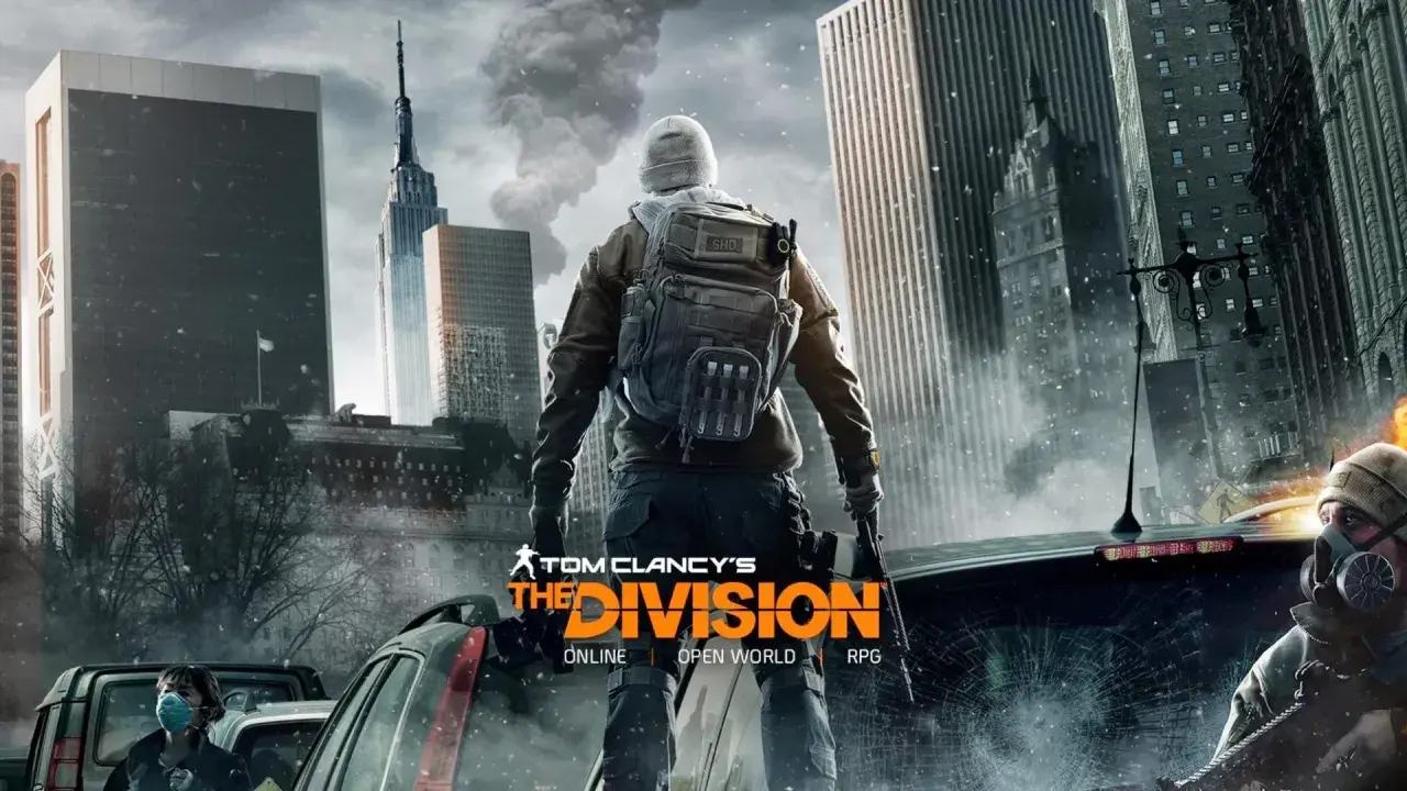 Postapokaliptyczny Nowy Jork, zniszczone samochody i dymiące budynki. Postać w zimowym ubraniu i z plecakiem stoi na tle panoramy miasta. To The Division.