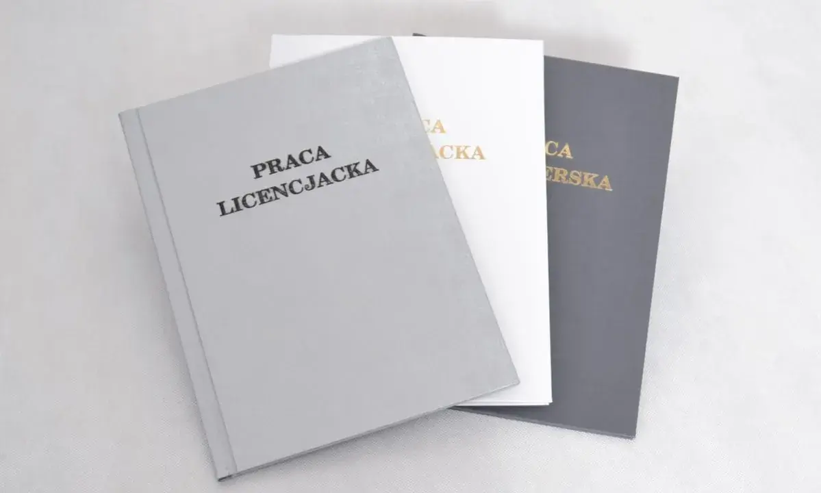 Trzy okładki prac licencjackich: szara, biała i grafitowa. Na szarej widnieje napis "PRACA LICENCJACKA".