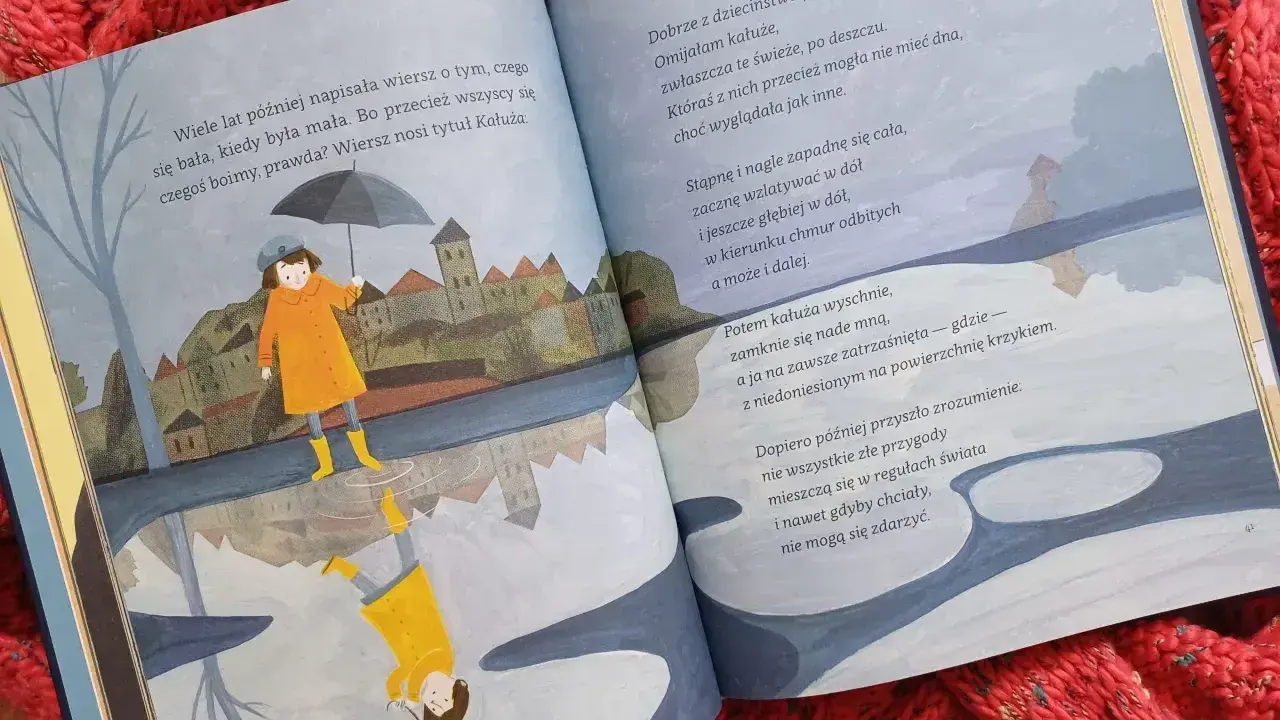 Ilustracja do krótkich wierszy Wisławy Szymborskiej. Dziewczynka w płaszczu i kaloszach z parasolką odbija się w kałuży.