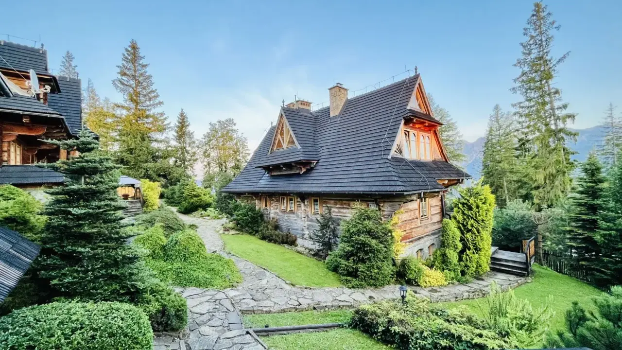 Drewniane domy w górskim otoczeniu, idealne na plan zwiedzania "Zakopane w 3 dni co zwiedzić".