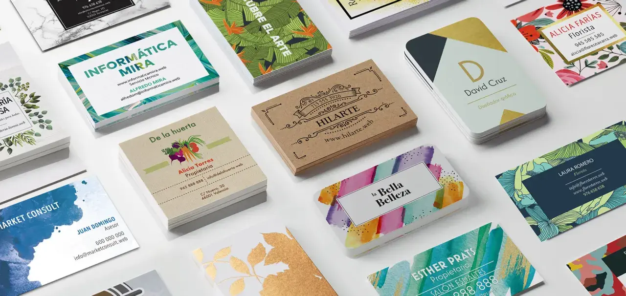 Variedad de tarjetas de presentación con diseños modernos y creativos, mostrando el tamaño estándar para tu negocio.
