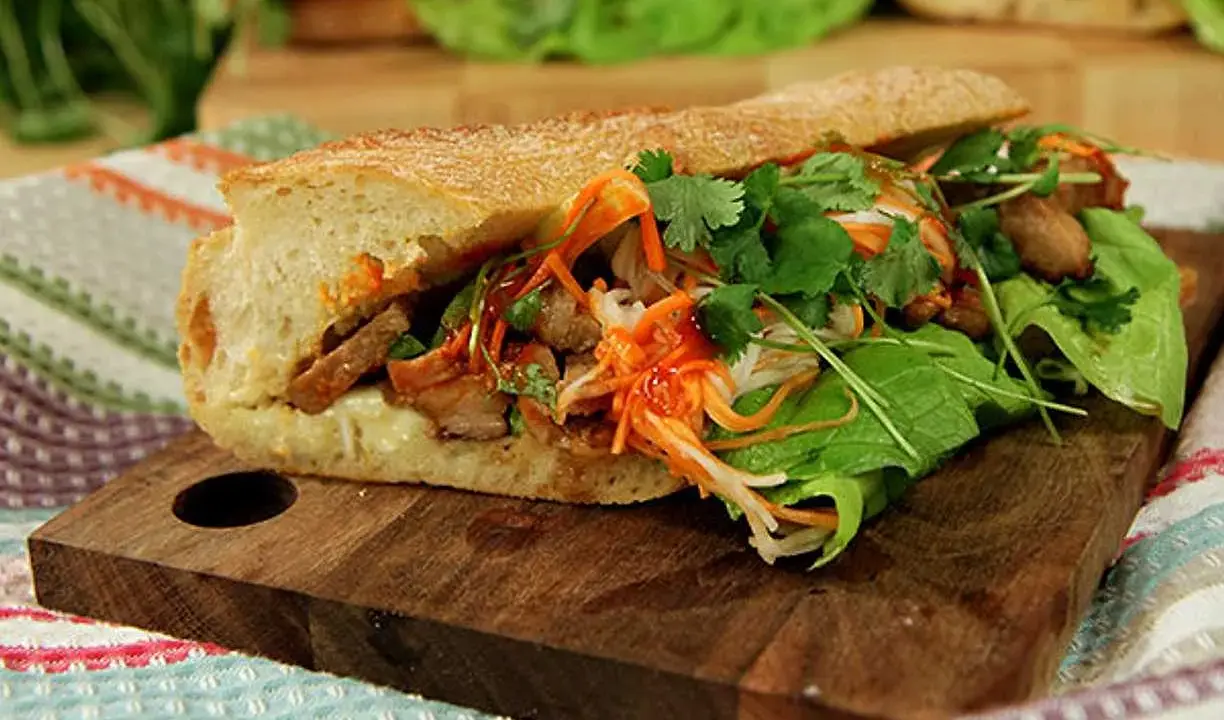 En läcker banh mi med saftigt kött, krispiga grönsaker och färsk koriander i ett perfekt rostat bröd.