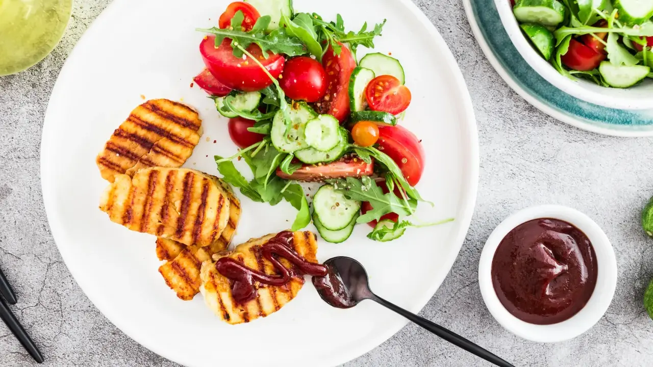 Halloumi: z czego jest i dlaczego nie topi się na grillu?