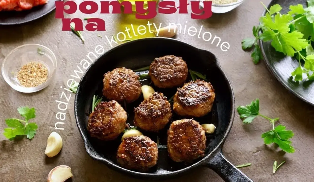 Pomysły na kotlety mielone z dodatkami: soczyste kotleciki w patelni, czosnek, zioła i przyprawy.