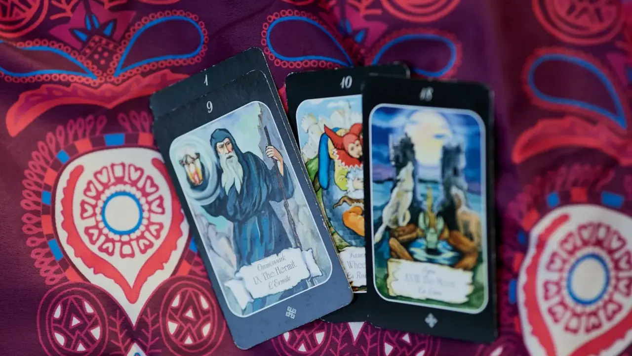 Tarot horoskop na jutro: karty przedstawiają pustelnika, koło fortuny i księżyc.