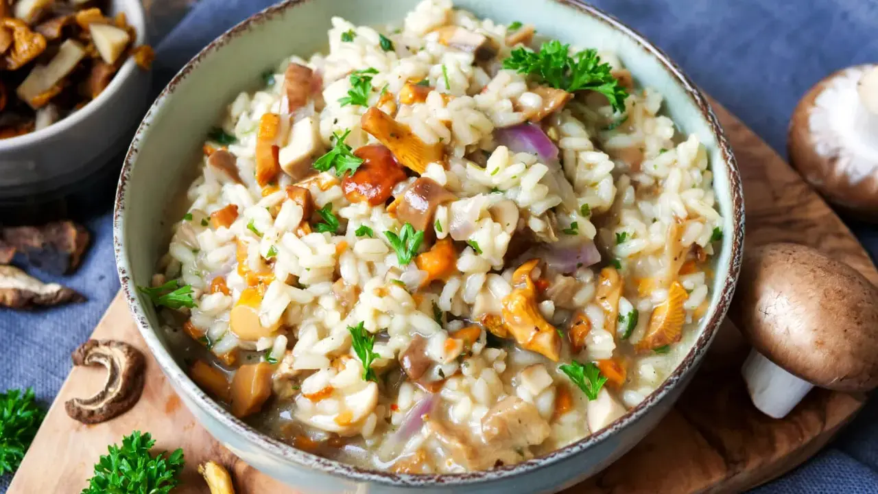 Cremiges Pilzrisotto mit frischen Waldpilzen und Petersilie. Ein köstliches pilzrisotto rezept für Genießer.