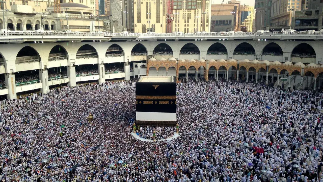 Menschenmassen umgeben die Kaaba in Mekka während des Haddsch. Ein Symbol des Glaubens und der Einheit.
