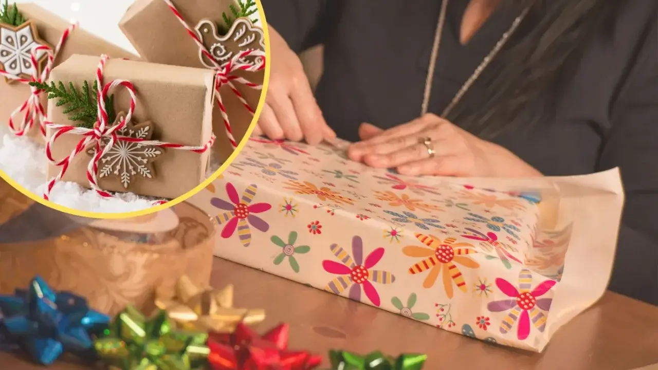 Osoba pakuje prezent w kolorowy papier. W tle widać kilka prezentów w brązowym papierze.