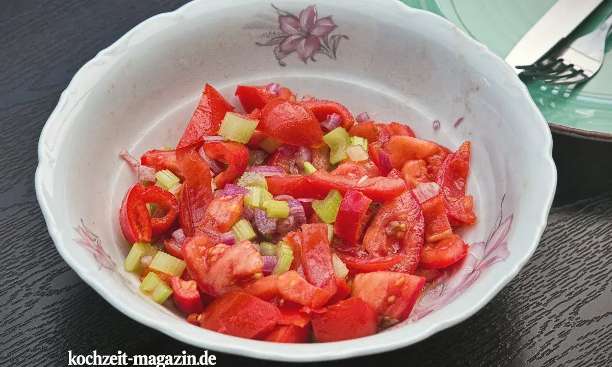Frischer Tomaten-Paprika-Salat mit Sellerie und roten Zwiebeln, ein leichter Genuss.