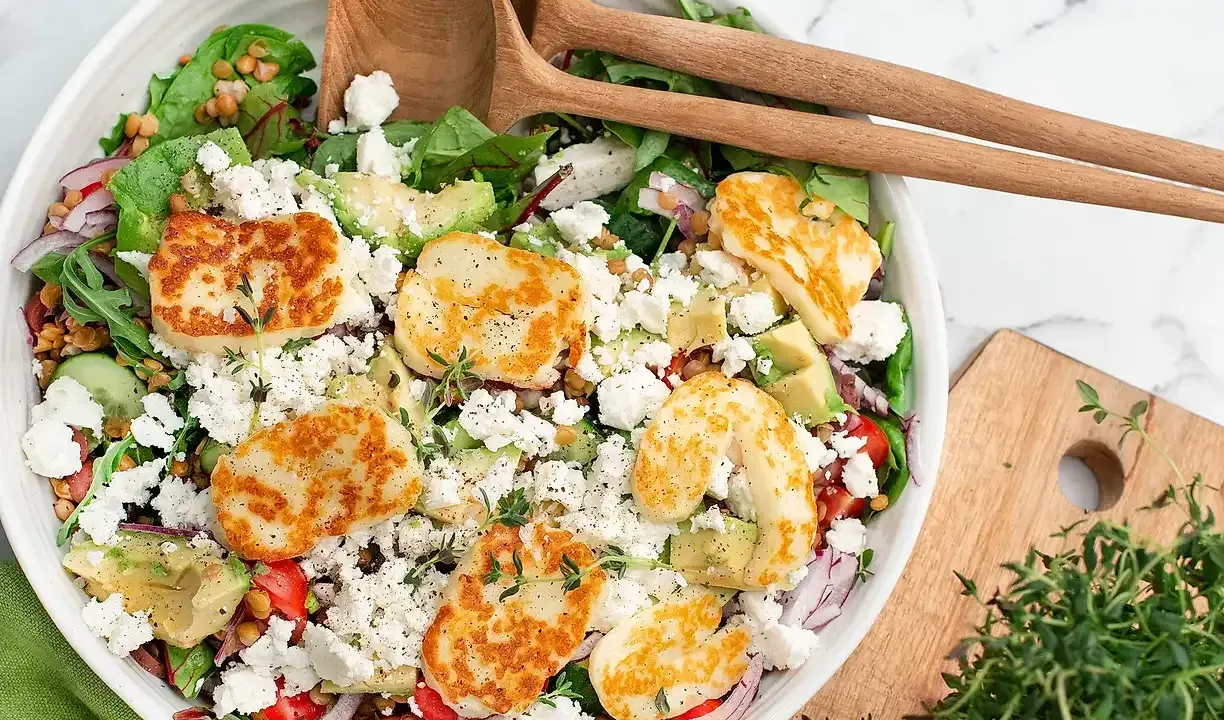 En härlig halloumi sallad med linser, avokado, fetaost och färska örter. Perfekt för en lätt lunch eller middag.