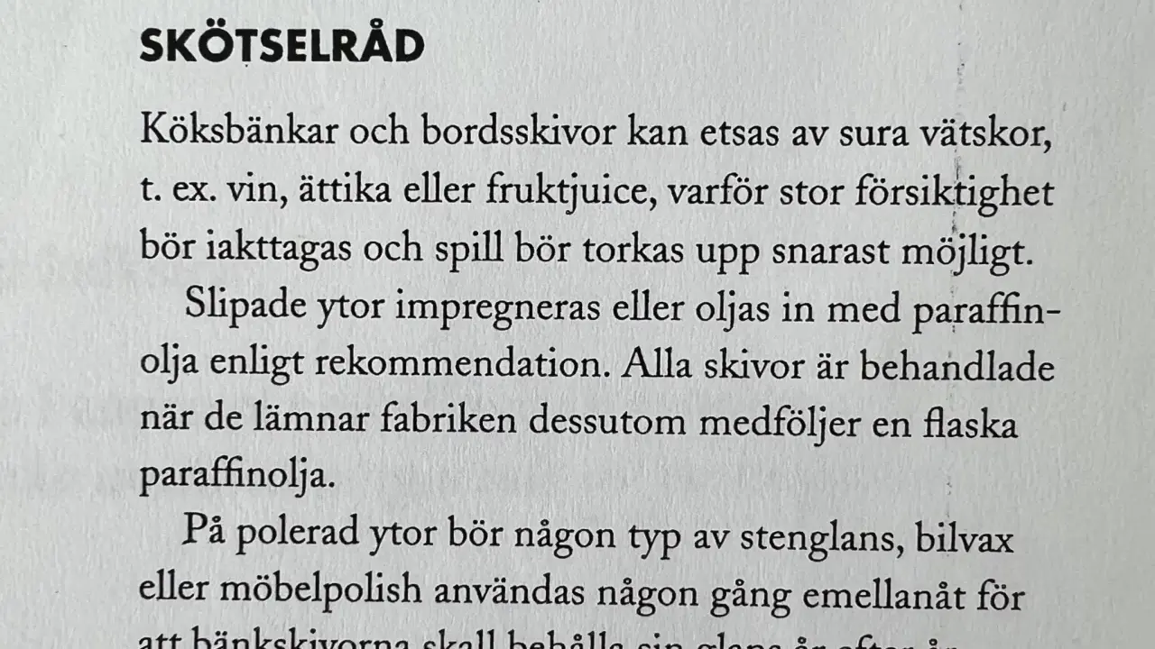Text om skötselråd för bänkskivor, inklusive hur man impregnerar med paraffinolja för att bevara glansen.