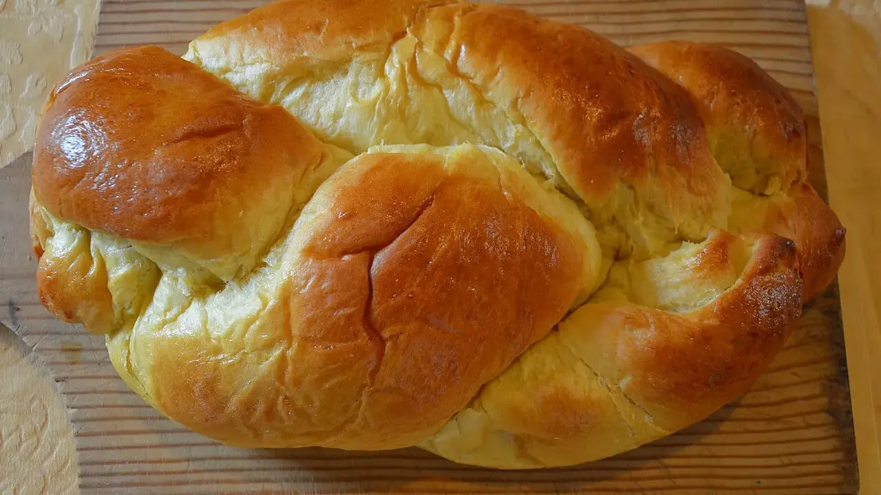 Une brioche vendéenne tressée, dorée et moelleuse, prête à être dégustée.