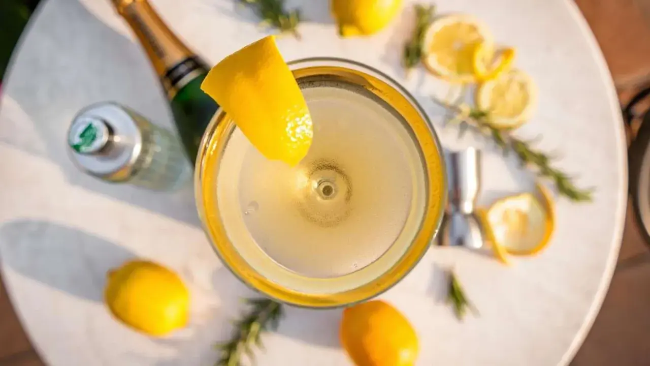 Ein erfrischender French 75 Cocktail mit Zitrone und Rosmarin. Das perfekte Rezept für einen Aperitif.