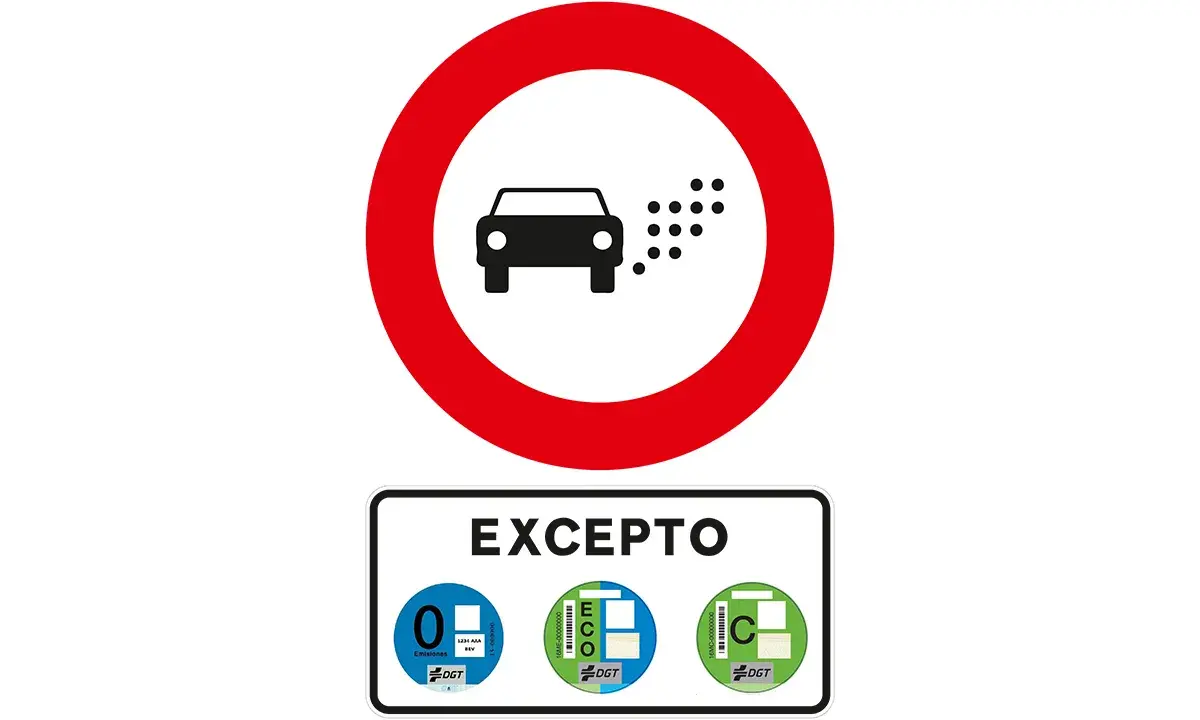 Señal de prohibición de paso a vehículos contaminantes, excepto los que luzcan la etiqueta amarilla DGT o distintivos ECO o C.
