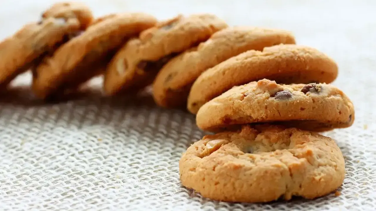Una pila de galletas caseras con chispas de chocolate, recién horneadas y listas para disfrutar.
