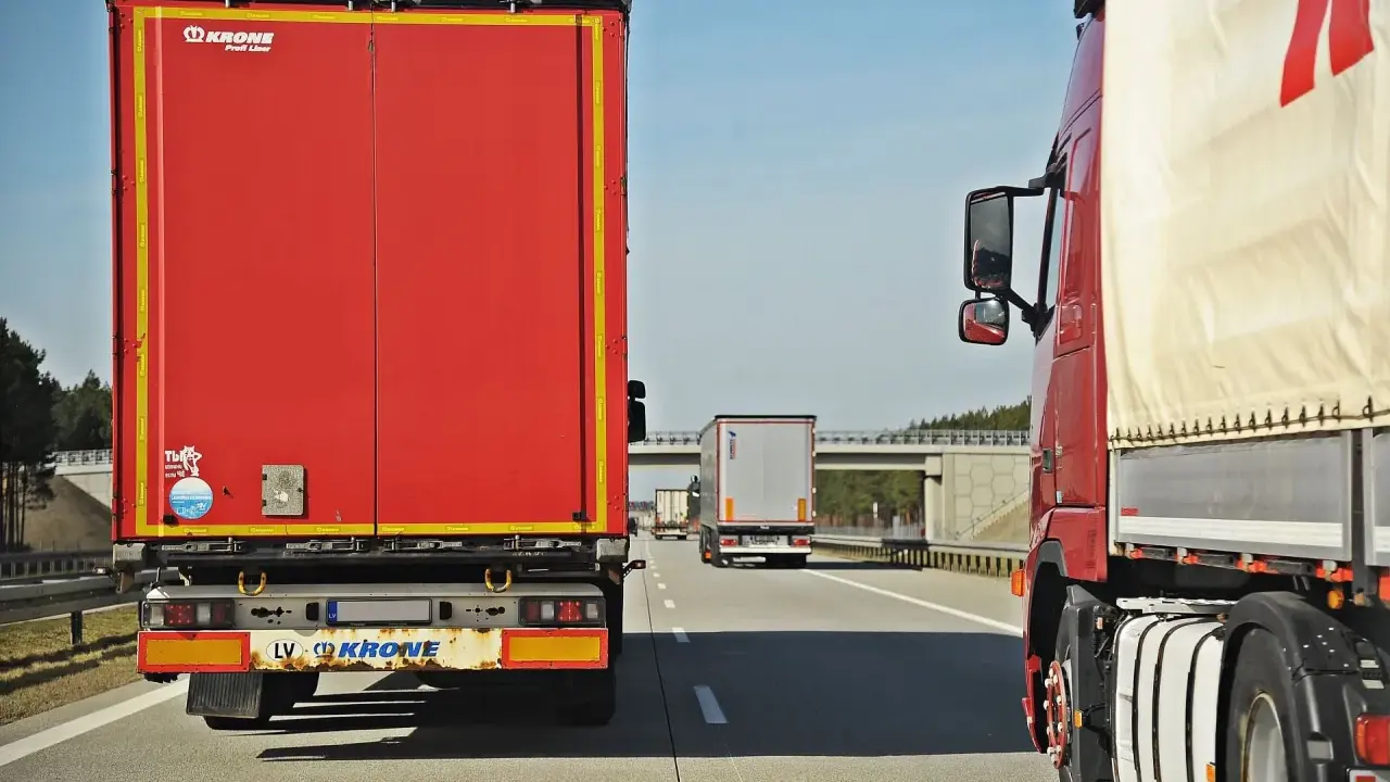 Jak dojechać ciężarówką? Uniknij mandatów! Poradnik eksperta.