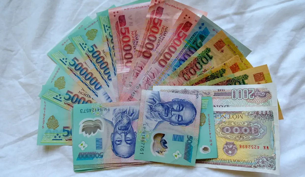 Wietnamska waluta w Hanoi: banknoty 500 000, 50 000, 20 000, 10 000, 2 000 i 1 000 dongów.