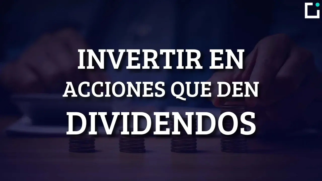 Invertir en acciones que dan dividendos. Pilas de monedas y manos en el fondo, sugiriendo crecimiento financiero.