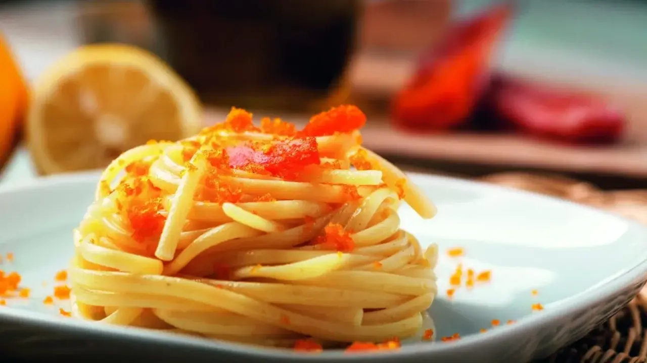 Linguine aux œufs de poisson, un délice de la mer. Un plat de pâtes fines garni de poutargue et d'une touche de citron.