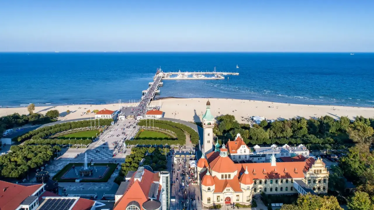 Sopot: molo, plaża i zabytkowe budynki tworzą malownicze atrakcje pomorskie.