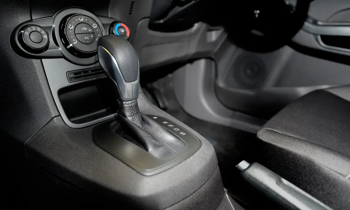 Palanca de cambios automática de Ford. Si tienes problemas con el powershift en España, esta imagen muestra el selector.